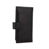 Monedero negro de cuero con textura granulada, cierre con doble broche metálico y logo grabado en la parte inferior. Interior color marrón claro.