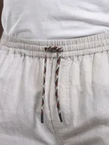 Pantalón jogger color gris claro confeccionado en mezcla de lino y algodón. Diseño liviano, fresco y cómodo, con calce comfort y cintura elástica con cordón ajustable.