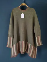 Buzo de algodón tejido a máquina con lurex, de cuerpo oversize, mangas angostas y cuello a la base. Terminaciones en crochet hechas a mano.