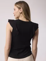 Musculosa negra de algodón con elastano, corte recto y cuello redondo. Presenta volados en las sisas con tejido plumetí (con puntos en relieve).