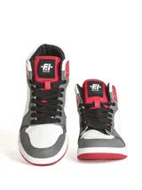 Bota deportiva alta en combinación de colores negro y blanco, con capellada de PU y suela de PVC.