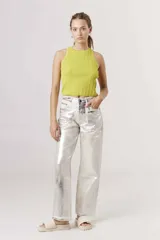 Blusa tejida color verde lima, sin mangas y con cuello halter.