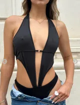 Body negro con escote halter, abertura en el abdomen y corte cavado.