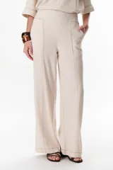 Pantalón de lino azul de corte palazzo, con bolsillos laterales y costuras a la vista.