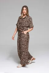 Pantalón de crepé con estampado animal print de leopardo en tonos beige y marrón.