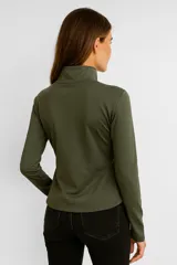 Campera negra de poliéster con cierre frontal y cuello alto.