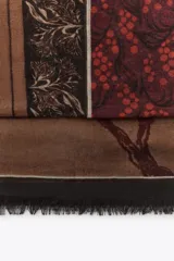 Pañuelo rectangular con estampado de flores en tonos marrones y rojizos, con borde desflecado.