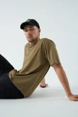 Remera oversize negra de algodón con cuello redondo y mangas cortas. Corte amplio y relajado.