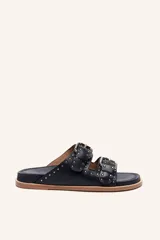 Sandalias negras de cuero con doble tira ancha con hebillas metálicas y tachas plateadas.