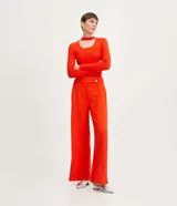 Blusa de punto color naranja, con cuello choker, mangas largas y textura acanalada.