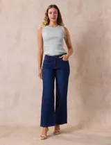Jean de pierna ancha, color azul oscuro, con pretina con pasadores, botón y cierre. Delantera y trasera con bolsillos.