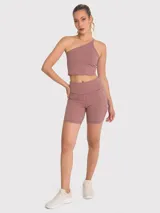 Crop top deportivo negro con sujetador integrado de un hombro y almohadillas removibles.