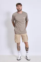 Remera blanca de algodón con cuello redondo y logo pequeño estampado en el pecho.