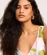 Musculosa de viscolino con estampado geométrico, escote en V y sisas con volados.