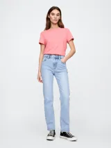 Remera de mujer color rosa pálido, de manga corta y cuello redondo.