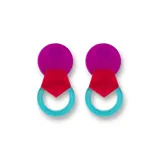 Aretes de diseño geométrico en colores fucsia, rojo y verde agua, con formas circulares y angulares.