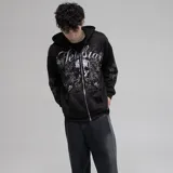 Campera con capucha y cierre frontal, color negro, con estampado frontal grande en blanco y gris que incluye un cráneo y tipografía gótica. Presenta estampados a juego en las mangas.