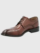 Zapato de vestir acordonado color marrón, con puntera brogue y detalles de perforaciones.