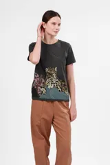 Remera gris oscuro de algodón pima con estampado de leopardo de las nieves y flores rosadas.