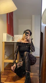 Conjunto de top y pantalón de encaje negro. El top es de escote bardot y mangas largas acampanadas. El pantalón es de corte palazzo.