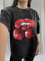 Remerón negro con efecto lavado y estampado de labios rojos y cerezas.