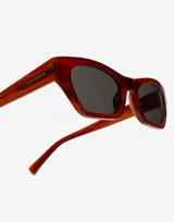 Gafas de sol Hawkers modelo Breeze, unisex, con montura rectangular de color marrón havana y lentes grises.