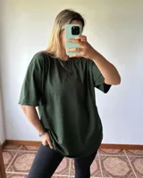 Remerón de manga corta, color verde oscuro, con corte oversize y cuello redondo.