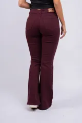 Pantalón acampanado color beige, de tiro alto y corte ajustado en la cadera.