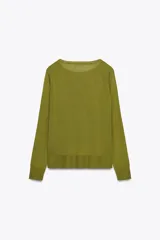 Jersey de punto color verde oliva, con cuello redondo y manga larga. Tiene bajo con aberturas laterales y acabados en rib.