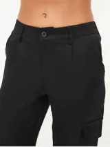 Pantalón de vestir marrón con bolsillos cargo laterales, corte recto y tiro medio.