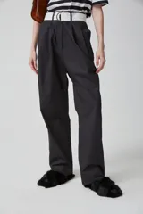 Pantalón negro de gabardina liviana de algodón, tiro alto con pinzas delanteras, bolsillos americanos y cierre metálico.