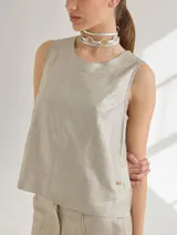 Top color beige de lino y viscosa, corte recto y escote redondo con cierre a la vista en la espalda y pespuntes a contratono.