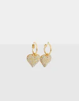 Aros dorados tipo argolla con dije de corazón con strass incrustados.