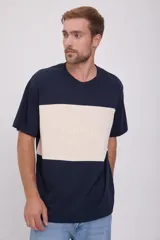 Camiseta de hombre azul marino con bloque central color crema con la palabra 'ORIGINALS' bordada.