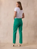 Pantalón verde esmeralda de gabardina elastizada marca Zac & Rachel, con pretina ancha con faja interna modeladora, largo de pierna con costura frontal pespunteada y trasera con bolsillos ojal simulados.