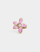 Anillo dorado con forma de flor de pétalos rosados y centro de perla.