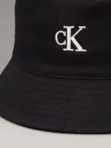 Gorro tipo bucket Calvin Klein color negro, confeccionado en sarga de algodón con logo CK bordado en blanco en el frente.