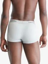 Pack de tres bóxers Calvin Klein de corte low rise trunk, con cinturilla elástica con logo de la marca. Incluye un bóxer negro, uno gris y uno naranja.