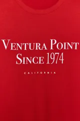 Camiseta roja de algodón con cuello redondo, corte regular y mangas cortas. Estampado frontal con el texto "Ventura Point Since 1974 California" en color blanco.