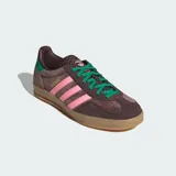 Championes Adidas Gazelle Indoor color marrón con detalles en rosa y verde.