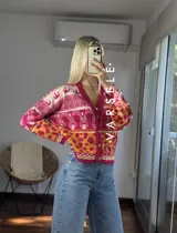 Cárdigan de punto con estampado de cebra y manchas de leopardo en tonos marrón, amarillo y rosa.