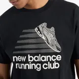 Remera negra de algodón con estampado frontal de una zapatilla New Balance y texto "new balance running club" en blanco.