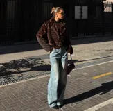 Pantalón de jean tiro bajo, color celeste claro lavado, de corte ancho y pierna recta.