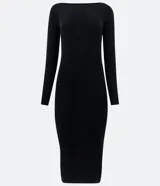 Vestido midi negro de punto acanalado, corte ajustado, con cuello barco y mangas largas.