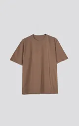 Remerón color cañamo de corte extra oversize y hombros caídos, confeccionado en algodón premium americano muy suave al tacto y combinado con cuello rib al tono en formato redondo y doble costura al tono del color base.