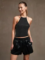 Top negro con cuello halter y espalda descubierta, con apliques de strass.