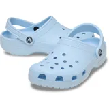 Zuecos Crocs Classic color lila, livianos, frescos y cómodos, con orificios de ventilación y correa trasera ajustable.