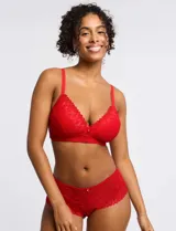 Conjunto de lencería Réne Rofé color rojo, compuesto por un corpiño de microtul y encaje con breteles regulables y una bombacha brasilera de microtul y encaje con cintura elástica.