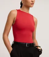 Body básico color rojo, con cuello halter, sin mangas y confeccionado en poliamida. Tiene forro en el busto.