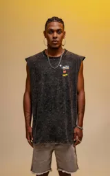 Musculosa negra con efecto nevado y estampado de Mickey Mouse escuchando música con un radiocasete. Corte oversize.